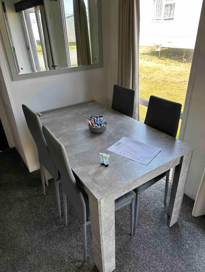 2 Bedroom Caravan With Sea Views Eastchurch Kültér fotó