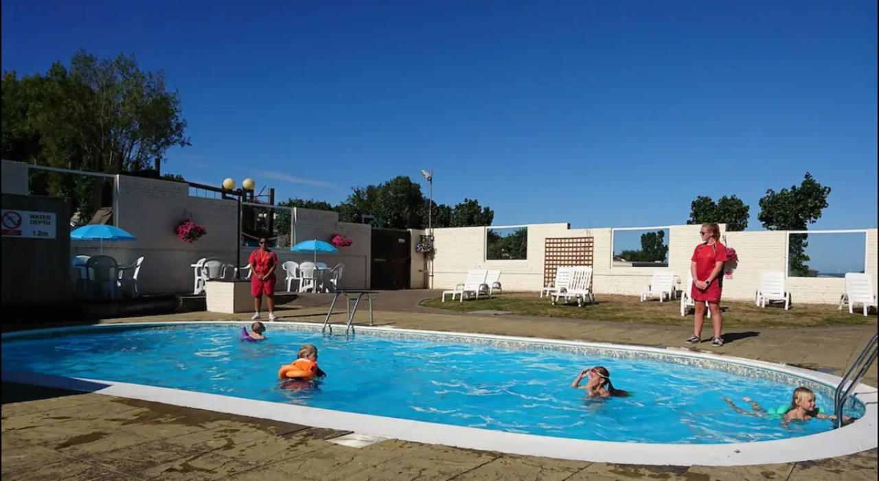 2 Bedroom Caravan With Sea Views Eastchurch Kültér fotó